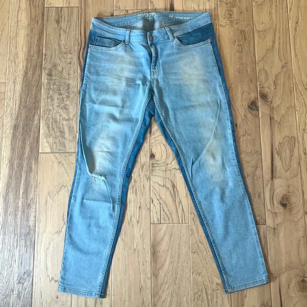Zara Basic Denim Two Tone Blue Low Rise Slighty Distressed Skinny Jeans, size 12